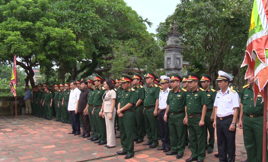 Delegation of the Ministry of Defense offered incense at the historical area of Hoa Lu Ancient Capital Culture