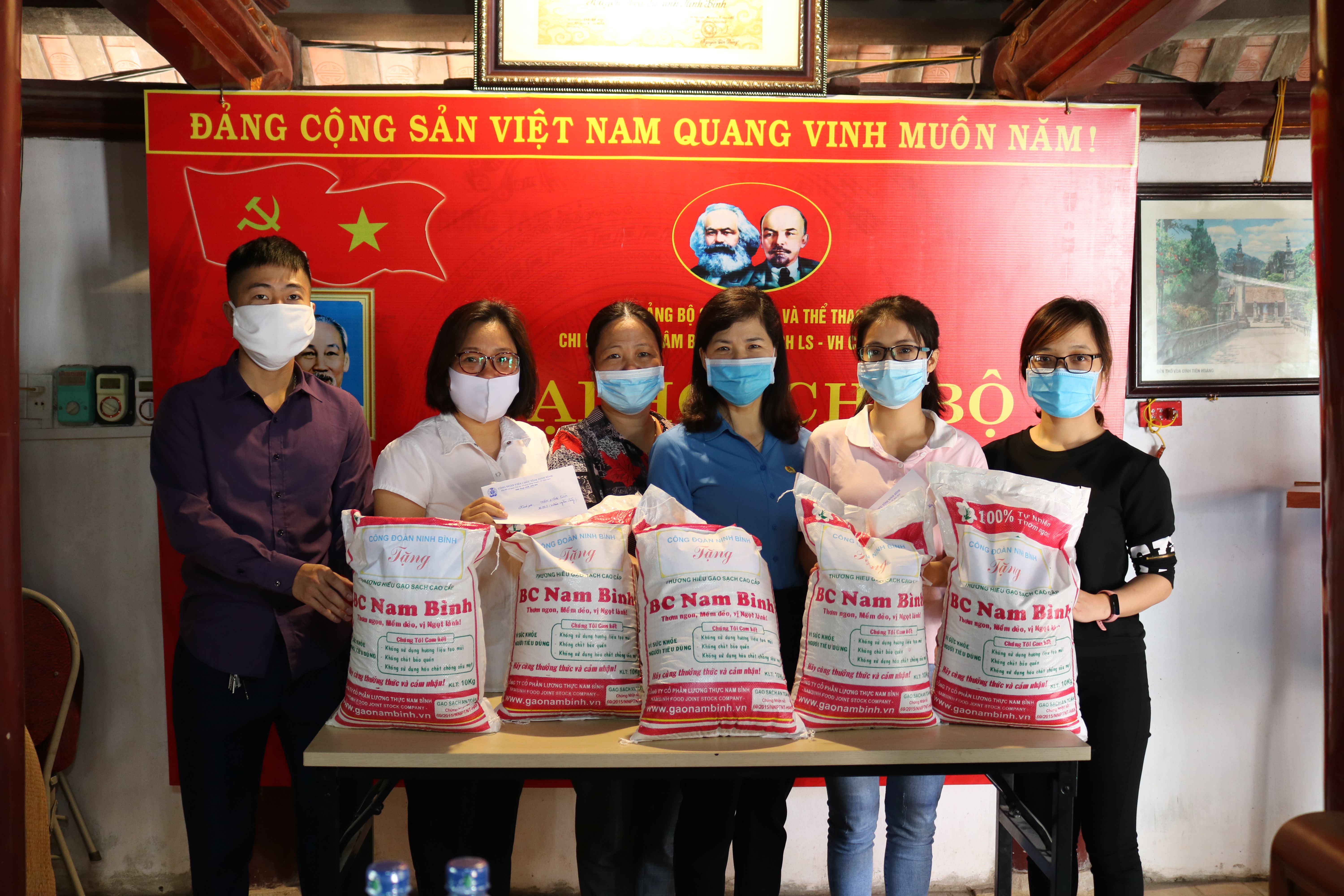 Công đoàn Viên Chức tỉnh Ninh Bình tặng quà đoàn viên Công đoàn Trung tâm bảo tồn di tích LS-VH Cố đô Hoa Lư gặp khó khăn do ảnh hưởng của dịch bệnh Covid - 19