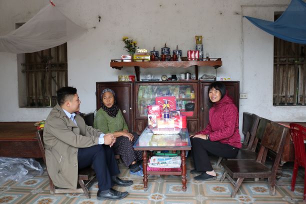 Công đoàn Trung tâm Bảo tông di tích LS-VH Cố đô Hoa Lư tặng quà gia đình khó khăn tại xã Trường Yên.