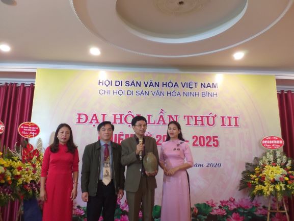 Hội viên chi hội Di sản Văn hóa tỉnh Ninh Bình tặng hiện vật cho Trung tâm Bảo tồn Di tích LS-VH Cố đô Hoa Lư.