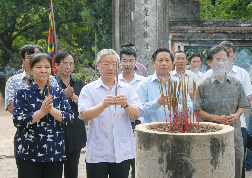 Chủ tịch Quốc hội Nguyễn Phú Trọng về thăm Cố đô Hoa Lư (03.09.2007)