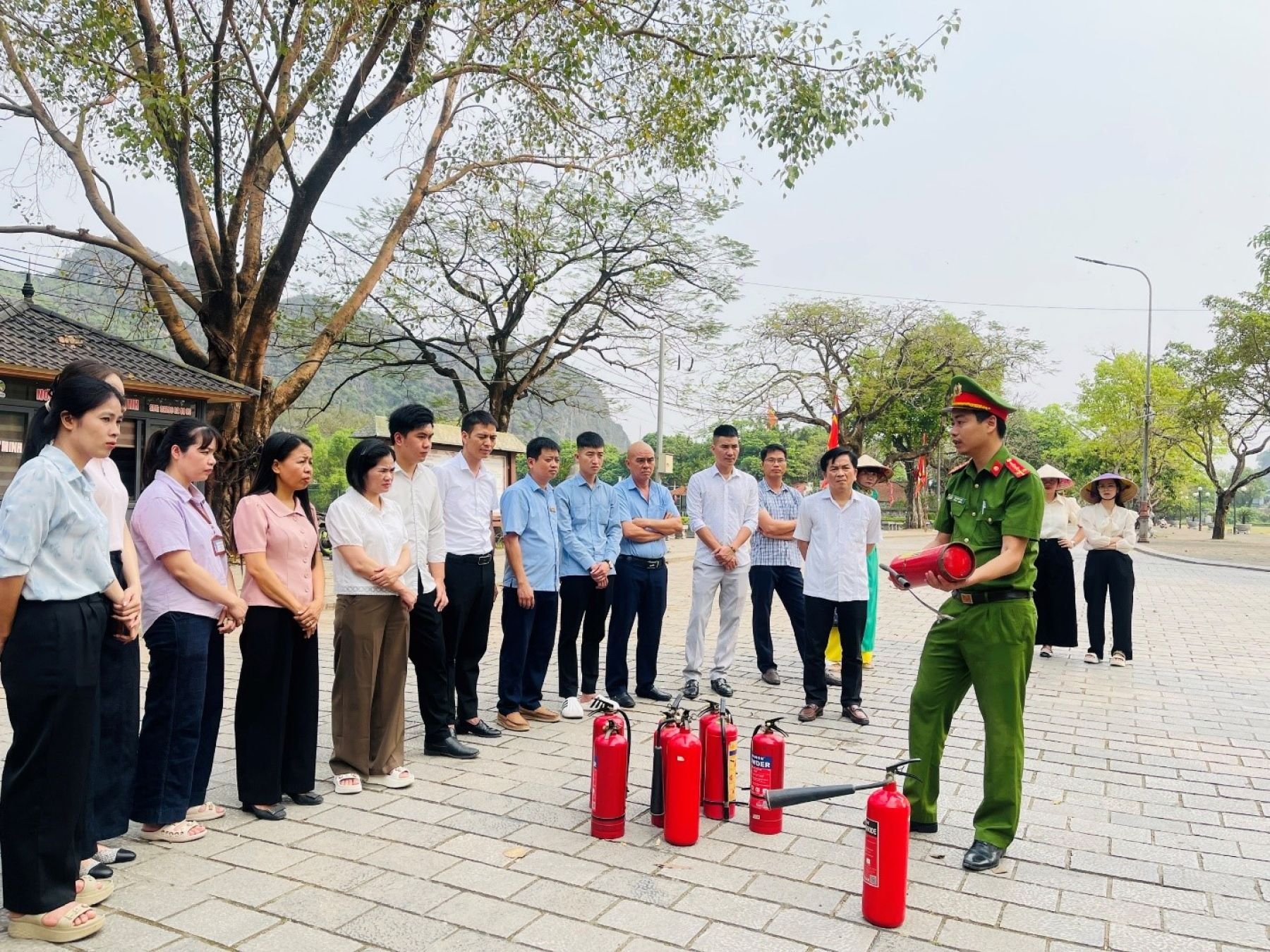 TẬP HUẤN CÔNG TÁC PHÒNG CHÁY, CHỮA CHÁY VÀ CỨU NẠN, CỨU HỘ CHO ĐỘI NGŨ CÁN BỘ, VIÊN CHỨC VÀ NGƯỜI LAO ĐỘNG TRUNG TÂM BẢO TỒN DI TÍCH LỊCH SỬ - VĂN HÓA CỐ ĐÔ HOA LƯ