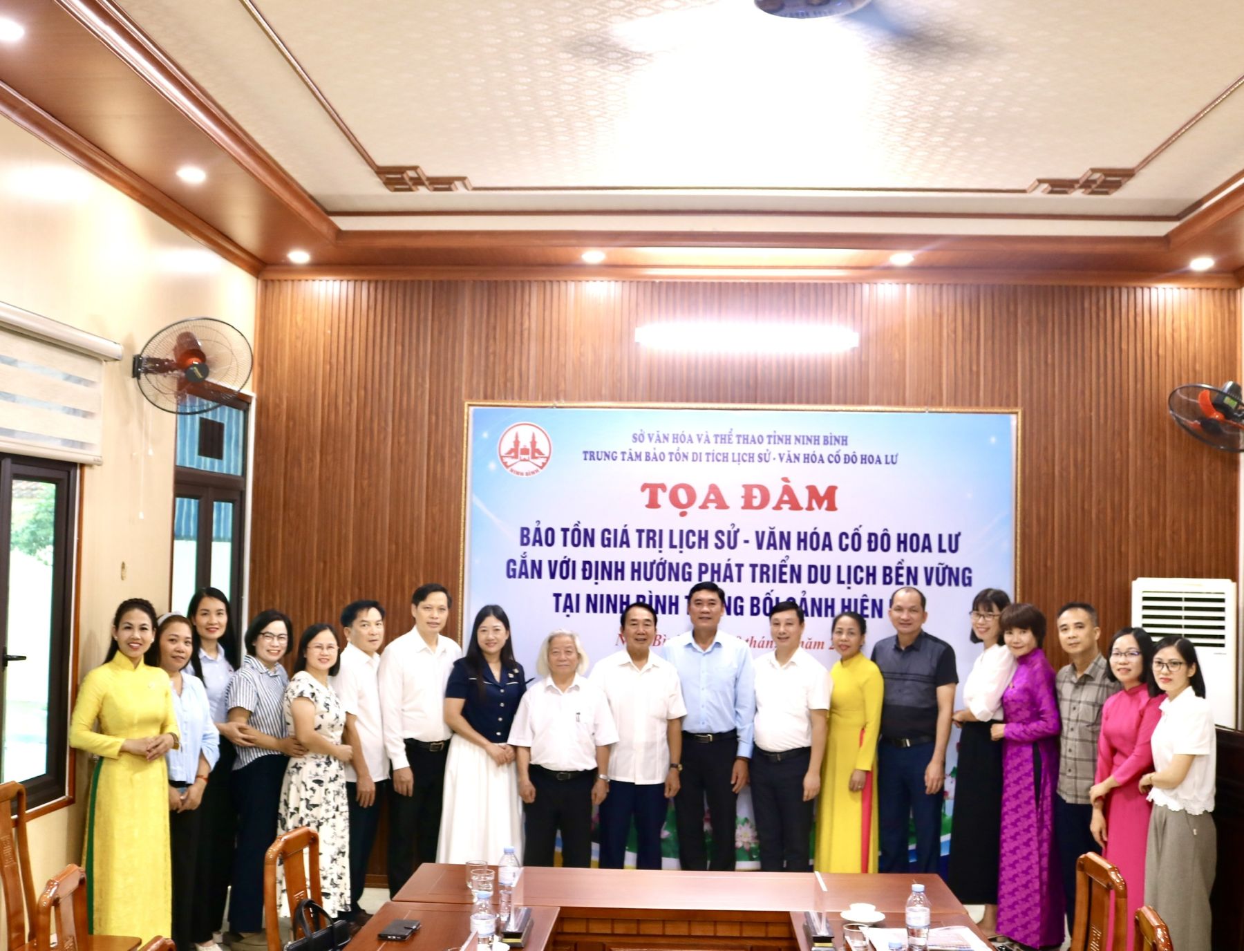 TỌA ĐÀM KHOA HỌC: BẢO TỒN GIÁ TRỊ LỊCH SỬ - VĂN HÓA CỐ ĐÔ HOA LƯ GẮN VỚI ĐỊNH HƯỚNG PHÁT TRIỂN DU LỊCH BỀN VỮNG TẠI NINH BÌNH TRONG BỐI CẢNH HIỆN NAY