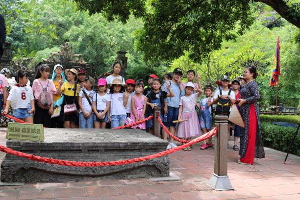 Thí sinh vòng chung khảo Liên hoan Tiếng hát Hoa phượng đỏ tỉnh Ninh Bình, năm 2019 tham quan di tích LS-VH Cố đô Hoa Lư