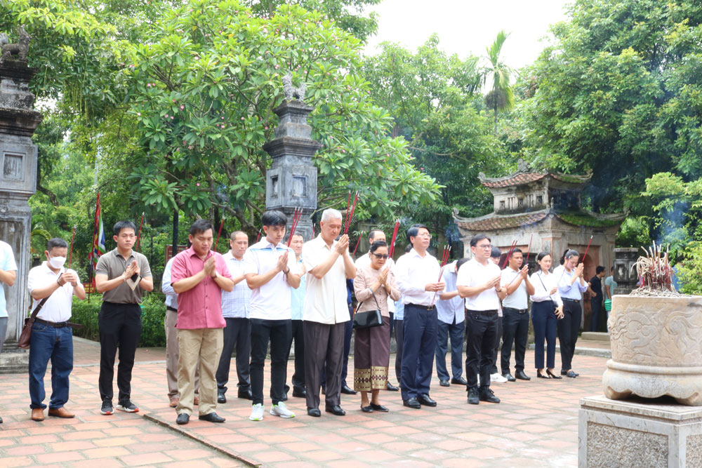 Đoàn đại biểu nước CHDCND Lào tham quan di tích LS-VH Cố đô Hoa Lư