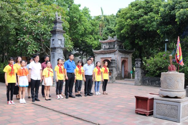 Ban tổ chức Liên hoan nghệ thuật Thiếu nhi khu vực phía bắc  năm 2019 tại tỉnh Ninh Bình về dâng hương và tham quan di tích LS-VH Cố đô Hoa Lư