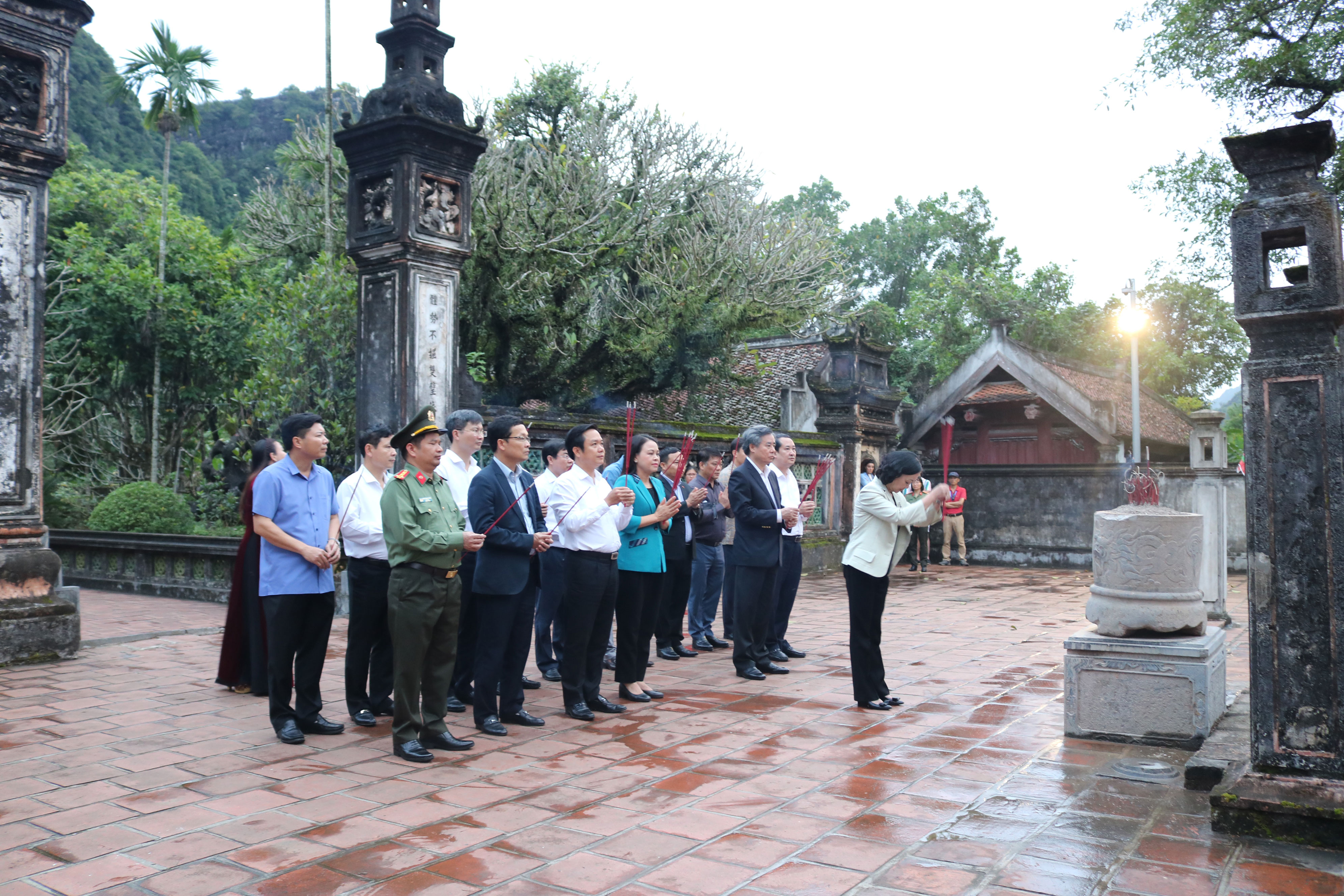 Đoàn công tác Ban Tổ chức Trung ương dâng hương  tại di tích quốc gia đặc biệt cố đô Hoa Lư