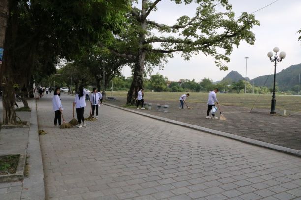 Trường THPT Lương Văn Tụy tổ chức cho học sinh chăm sóc, quét dọn tại di tích LS-VH Cố đô Hoa Lư.